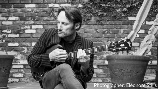 Chris Stills playing guitar b&w Photographer: Eléonore Stills